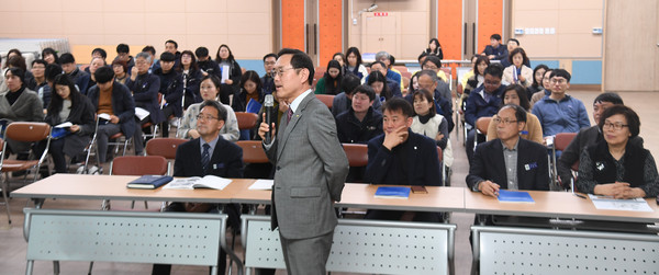 거창군은 군청 대회의실에서 각 부서장을 비롯한 공무원 150여 명이 참석한 가운데 2021년 국비 예산 확보를 위한 직원 역량강화 교육을 실시했다./ⓒ거창군