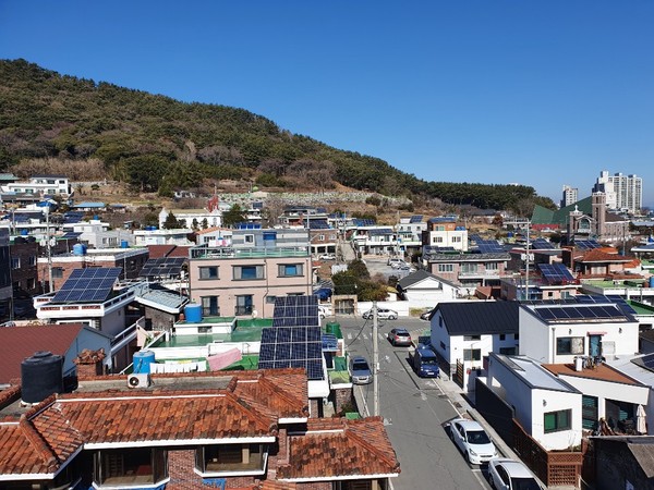 남해군이 올해 신재생에너지 융·복합지원 공모사업에 선정돼 남해읍·고현면·설천면 199개 주택에 신재생에너지 설비를 보급한다.(지난해 추진한 남해읍 지역 신재생에너지 설비모습)/ⓒ남해군