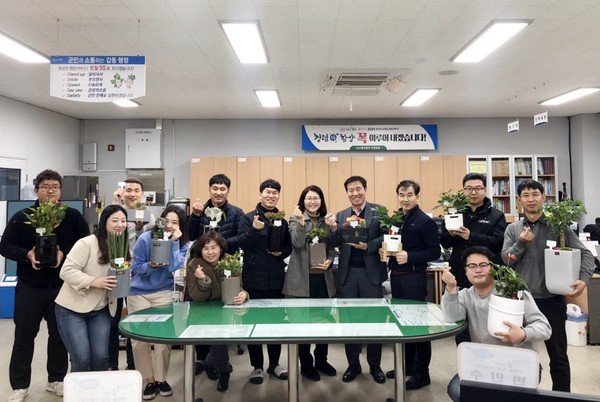 함양군 농산물유통과 직원들 청렴도 향상 및 친절과 청렴의식 개선을 위한 자체계획을 수립하고 청렴도 향상에 노력을 기울이고 있다./ⓒ함양군