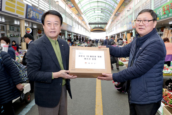 합천군은 코로나19 발생에 따른 위축된 소비심리 회복과 전통시장 활성화를 위해 문준희 군수 등 관계자 10여명이 합천왕후시장을 찾아 마스크 손소독제 배부 등을 하면서 상인들의 애로사항을 청취하는 시간을 가졌다./ⓒ합천군