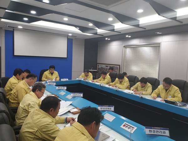 밀양시가 재난종합상황실에서 신종코로나 바이러스 감염증 확산과 지역경제 위축에 대한 대책 마련을 위해 대책회의를 개최하고있다./ⓒ밀양시