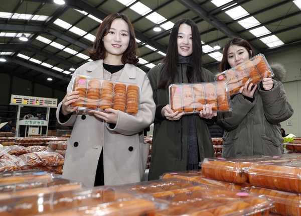 산청군 시천면서 열린 곶감 초매식./ⓒ산청군