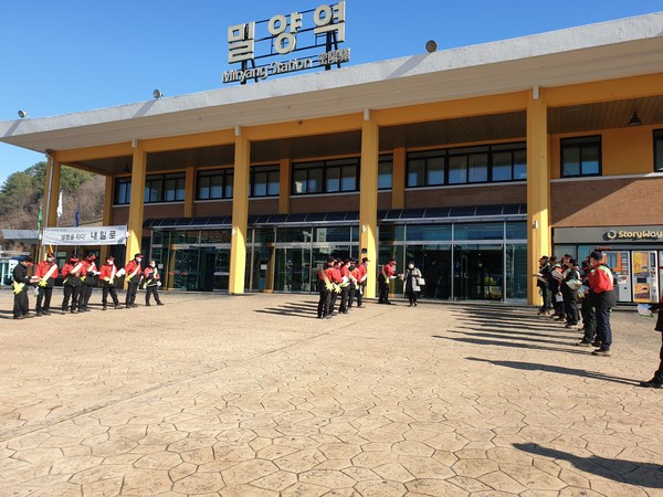 13일, 밀양역에서 산불예방운동 하고 있는 산불진화대원들/ⓒ밀양시