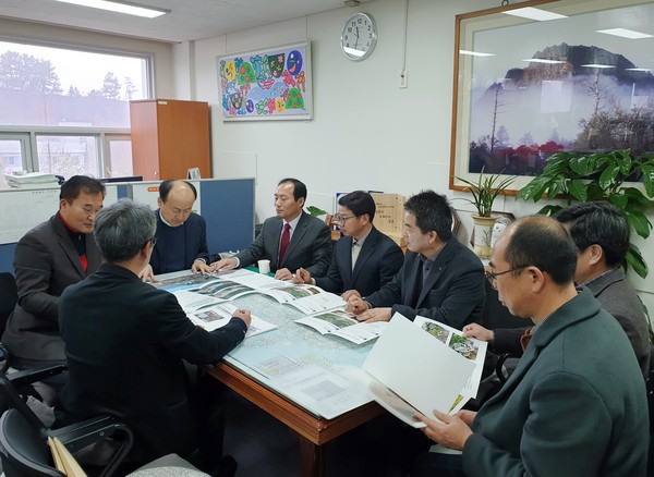 함양군이 2020함양산삼항노화엑스포의 성공적인 개최를 위해 국도비 확보에 매진하고 있는 가운데 지난 12일 휴양밸리과와 산림녹지과등 직원 8명이 경남도청 서부청사를 찾아 적극적인 협력을 요청했다./ⓒ함양군