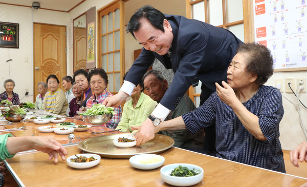 노모당 급식 도우미./ⓒ함양군