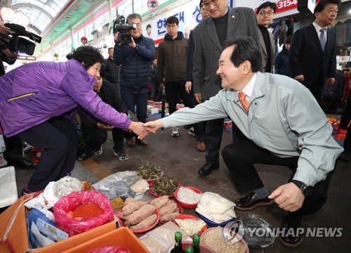 정세균 국무총리가 15일 오전 충북 진천 중앙시장을 방문해 상인들을 격려하고 있다. 2020.2.15