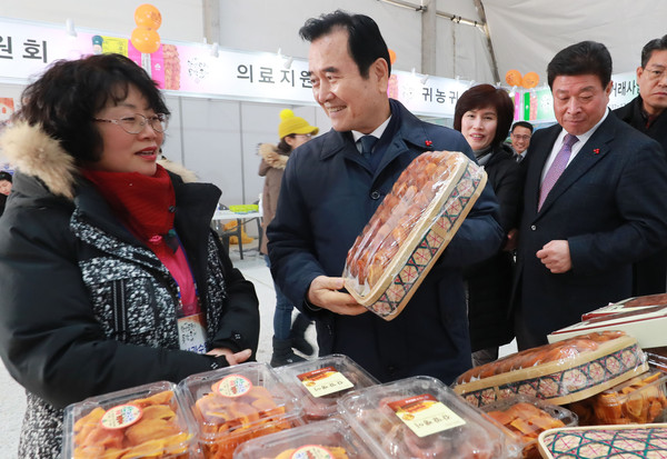 함양곶감 홍보하는 서춘수 함양군수./ⓒ함양군