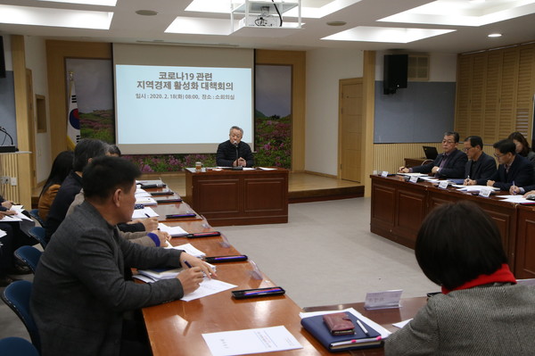 윤상기 하동군수가 코로나19 여파로 위축된 지역경제에 활력을 불어넣고자 부서별로 추진하는 지역경제 활성화 방안을 직접 챙기고 나섰다./ⓒ하동군