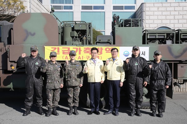 사천시가 고병원성 조류인플루엔자의 지역유입을 사전 차단하기 위하여 민관군 협의체를 구성, 군(軍)의 지원을 받아 철새도래지를 중심으로 AI 차단방역에 나섰다./ⓒ사천시