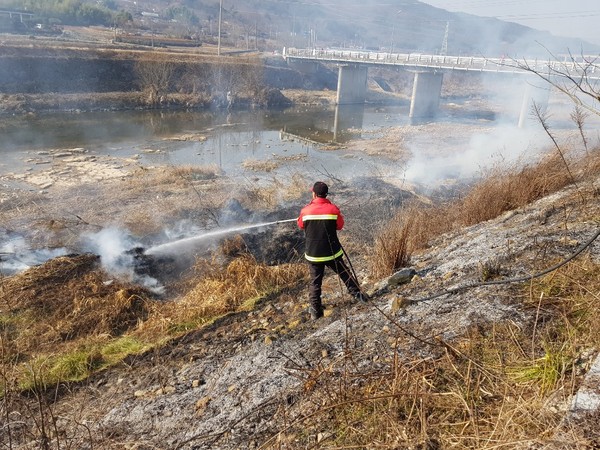 사천시는 봄철 산불예방 및 미세먼지 저감을 위한 미세먼지 계절관리제 시행에 따라 20일부터 3월 30일까지 산림인접지역 불법소각 행위를 집중단속에 나선다./ⓒ사천시