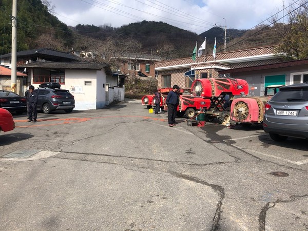 하동군이 본격적인 배 개화기를 앞두고 섬진강변의 하동배 주산지를 대상으로 SS기 무상 점검 및 수리 서비스에 나섰다./ⓒ하동군