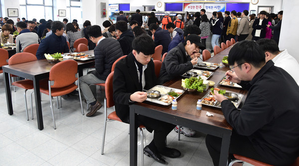 진주시는 코로나-19로 침체된 지역상권 활성화를 위해 오는 21일부터 시청 구내식당 휴무일을 확대하여 외부 식당 이용을 장려하기로 했다.(진주시구내식당)/ⓒ진주시