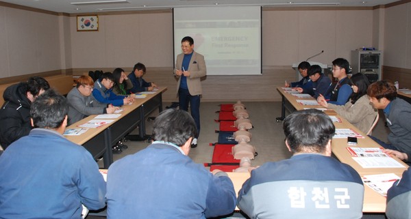 합천군 농업기술센터는 19일 중부권 농기계대여은행 교육관에서 농기계 직원 대상으로 근로자의 안전 확보를 위한 지식, 기술 및 태도를 향상시켜 산업재해를 미연에 방지하자는 의미에서 안전보건교육을 실시했다./ⓒ합천군