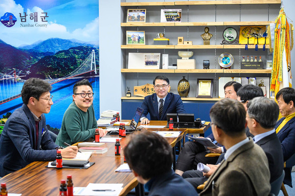 지난 19일 남해군청 군수실에서 열린 남해대교 주제영상 제작보고회 모습./ⓒ남해군