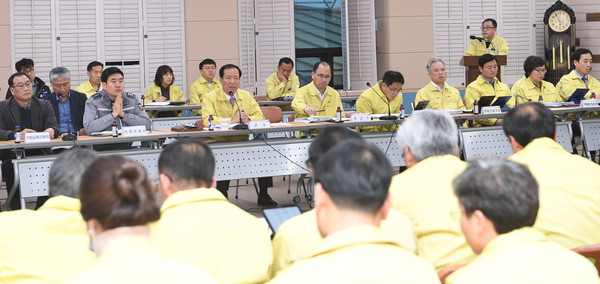 거창군은 지난 19일 인근 대구·경북지역에서 코로나19의 확진환자가 확인됨에 따라 ‘코로나19’ 대응상황 긴급 점검회의를 군청 대회의실에서 개최했다./ⓒ거창군