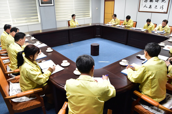 진주시는 대구․경북에서 신종 코로나바이러스 감염증 (코로나19) 확진 사례가 다수 나온 가운데 20일 오전 시청 상황실에서 긴급 대응 대책회의를 가졌다./ⓒ진주시