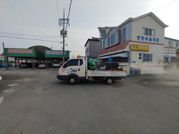 지난 11일, 남지전통시장에서 코로나19 다중이용시설을 방역하고 있는 모습./ⓒ창녕군