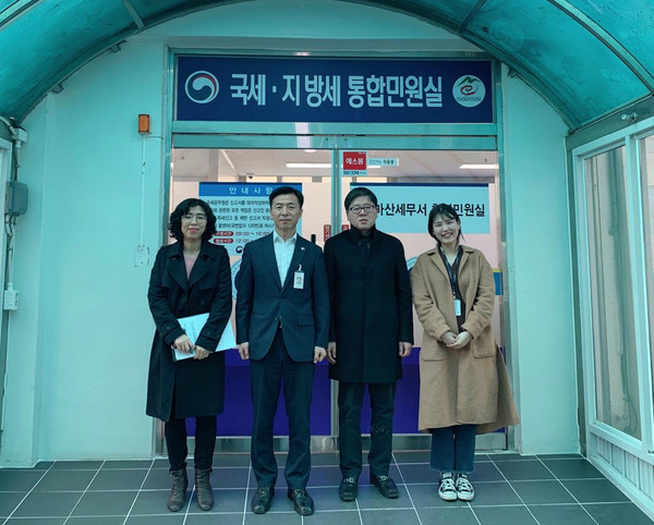 지난 19일, 2019년도 국세 지방세 통합민원실 설치 운영 평가에서 최우수상을 수상한 창녕군 통합민원실 앞에서 군 관계자들이 기념촬영 모습./ⓒ창녕군