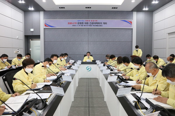 의령군은 코로나19 급속도로 확산되는 가운데 인근 지역 확진자 발생과 위기경보 단계가 심각 단계로 격상에 따라 군수 주재로 지난 24일에 군청 재난종합상황실에서 긴급 대책회의를 개최했다./ⓒ의령군