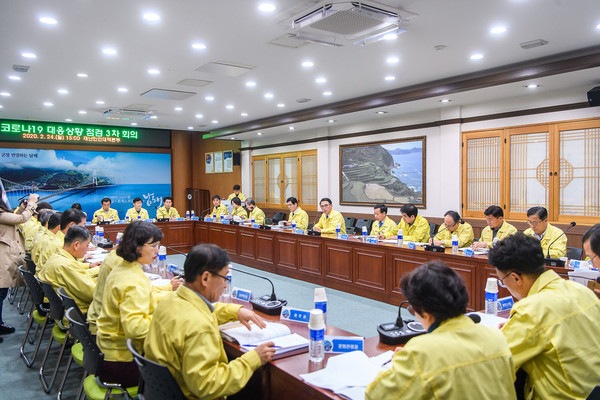 남해군 장충남 군수가 24일 열린 코로나19 대응상황 점검 3차 회의 주재모습./ⓒ남해군