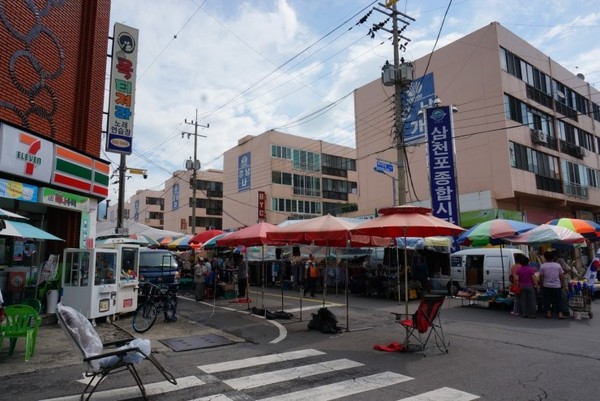 사천시 ‘삼천포종합시장’ 5일장이 코로나19 지역사회 감염을 예방하고자 임시휴장에 들어간다./ⓒ사천시