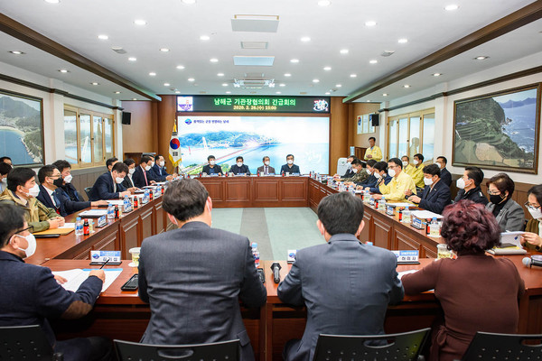 남해군기관장협의회 긴급 대책회의 모습./ⓒ남해군