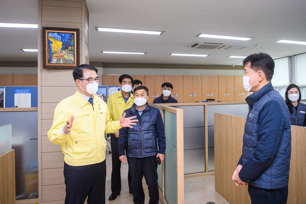 장충남 남해군수 한국전력공사 남해지사 방문 모습./ⓒ남해군