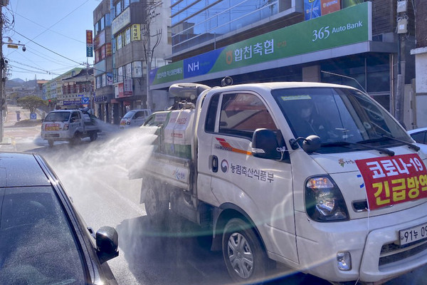 합천군은 코로나감염증 확산을 차단하기 위해 재난상황실 외에 신속대응반과 민생경제대책반을 추가로 편성해 24시간 3교대로 코로나 업무를 지원하고있다.(코로나19 방역 현장)/ⓒ합천군