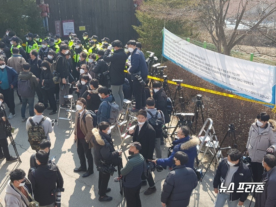 ​이만희 총장이 2일 경기도 가평군 신천지예수교 증거장막성전(신천지) 평화의 궁전에서 기자회견을 취재하기 위해 모인 취재진들/이명수 기자​