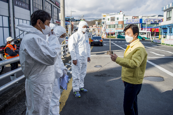 진주시는 코로나19가 전국적으로 급속히 확산되고 있는 가운데 대중교통을 통한 지역 확산을 차단하고자 시 교통환경국 소속 직원들이   여객터미널과 진주역 등에서 발열체크 등 비상근무에 임하고 있다./ⓒ진주시