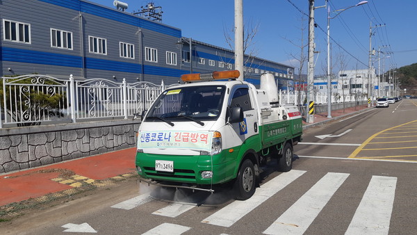 진주시는 코로나19 감염병 확산 방지를 위하여 산업단지 내 시설물에 대한  고강도 방역에 나섰다./ⓒ진주시