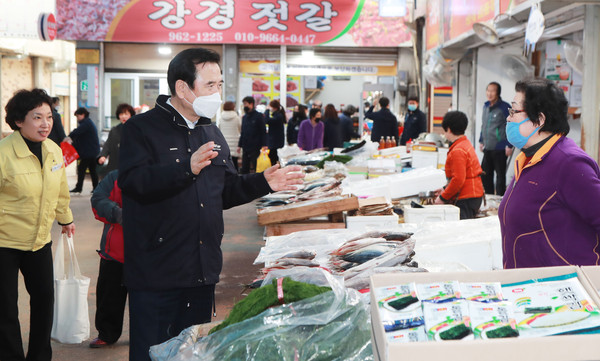 함양군은 코로나19의 여파로 방문객이 줄고 매출이 감소하여 어려움을 겪고 있는 전통시장 및 음식점 등 소상공인들을 돕고, 위축된 지역경제 활성화를 위해 발 벗고 나섰다./ⓒ함양군