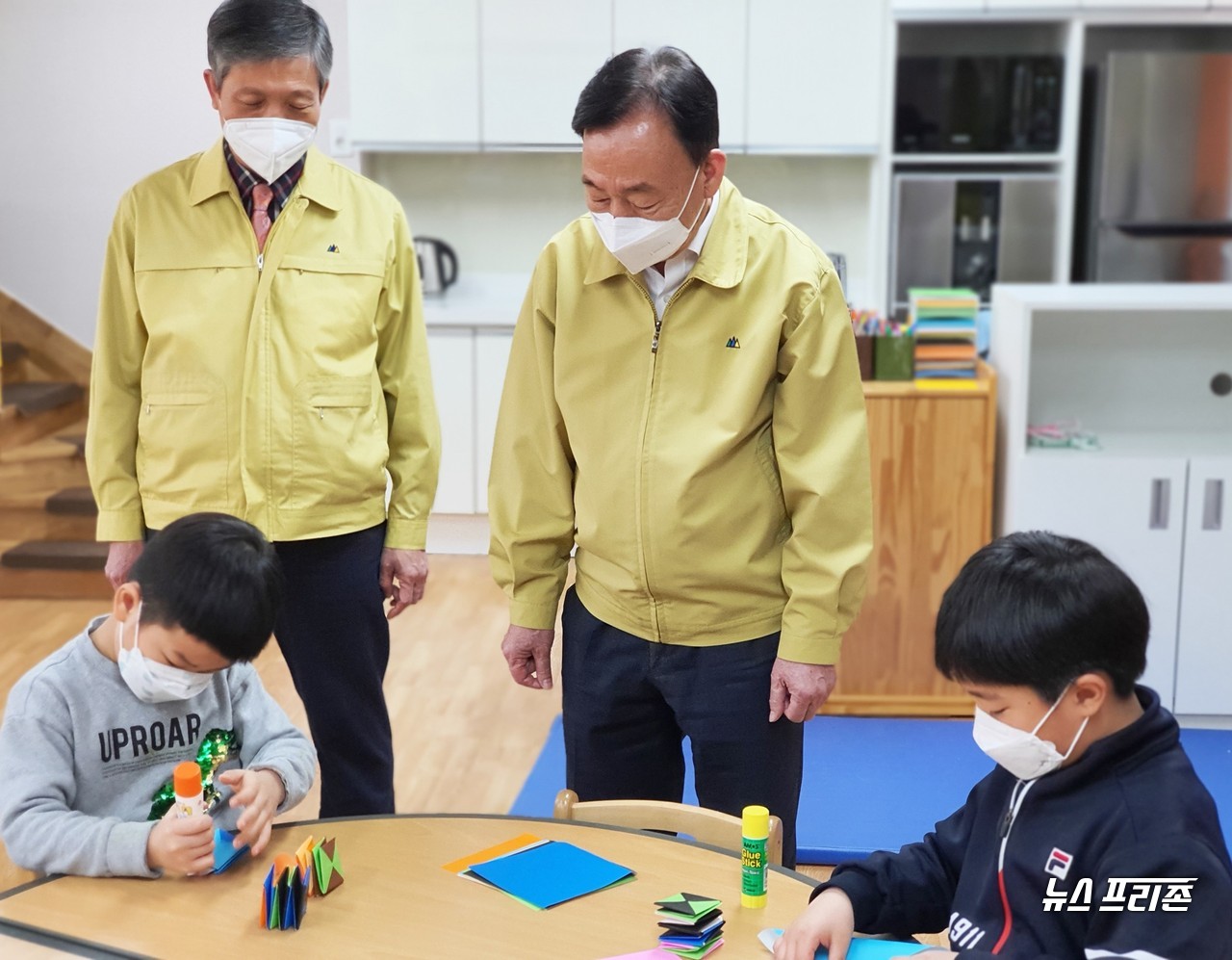 설동호 대전시교육감이 5일 오후 1시 대전만년초를 방문해 '코로나19 대응을 위한 신학기 대비 학교 현장 점검'을 실시하는 가운데, 학교 돌봄교실을 찾아 학생들에게 다정스런 인사말을 건네고 있다./ⓒ이현식 기자