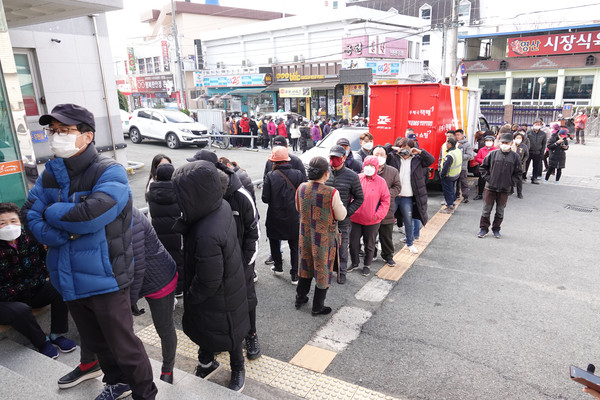 창녕군 영산우체국 앞에서 주민들이 마스크를 구입하기 위해 줄을 서고 있다./ⓒ창녕군