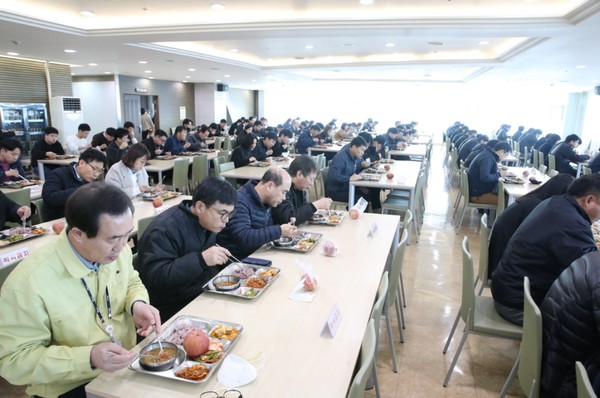 포항시 '사회적 거리두기' 캠페인, 구내식당에서 한 줄로 앉아 식사를 하고 있다/Ⓒ포항시청