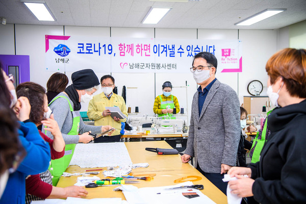 6일 장충남 남해군수 어린이용 면마스크 제작현장 방문 모습./ⓒ남해군