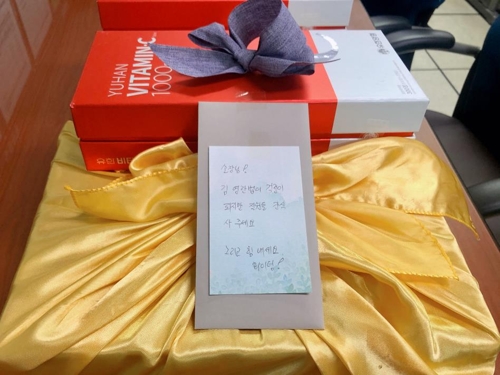 서울 송파구보건소에 한 수녀회가 기부한 떡과 손편지.