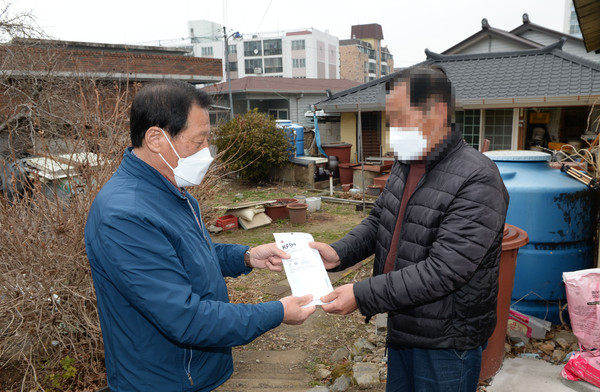 7일, 창녕읍 김인구 낙영마을이장이 가구를 직접 방문에 마스크를 전달모습./ⓒ창녕군