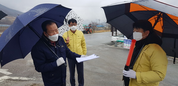 거창군은 웅양면 하성지역에서 코로나19 확진자가 연이어 발생함에 따라 확산을 방지하기 위한 일환으로 하성지역의 마을진입로 주요 관문 13개소에 통제소를 설치‧운영한다./ⓒ거창군