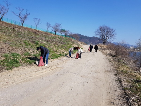 하동군은 본격적인 상춘시즌을 맞아 대한민국의 대표적인 트레킹코스 섬진강 100리 테마로드에서 봄맞이 대청소를 실시했다./ⓒ하동군