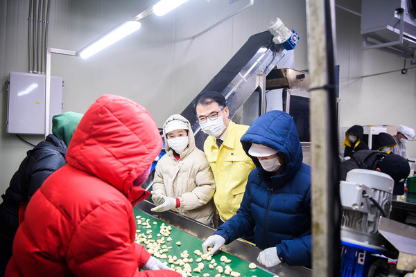 지난 2일 깐마늘 호주 수출 기념식 후 남일농산영농조합법인 수출품 선별라인을 둘러보고 있는 장충남 남해군수./ⓒ남해군