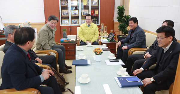 함양군의 산삼엑스포와 개최 일정이 겹친 고성공룡엑스포의 시기를 함양산삼엑스포 개최 이후로 조정하는 등 추후 상생 방안에 대해 협의해 나가기로 했다./ⓒ함양군