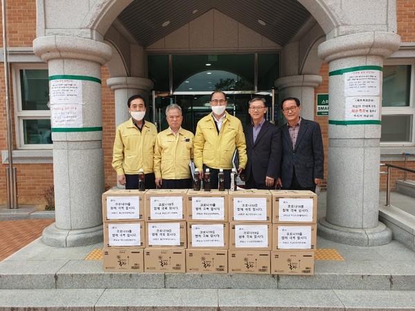 하동군은 코로나19 확진자 발생지역인 김해시·거창군·창녕군·합천군을 찾아 코로나 감염증 확산 방지를 위해 연일 사투를 벌이는 재난안전대책본부에 하동녹차를 지원했다./ⓒ하동군