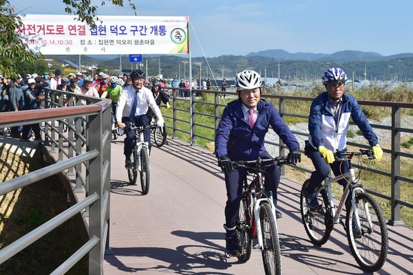 진주시에 따르면 지난해 전국 자전거 이용 활성화 우수기관으로 선정된 진주시는 올해도 시민들이 안심하고 자전거를 탈 수 있도록 시민 전체를 대상으로 자전거 보험에 가입했다./ⓒ진주시