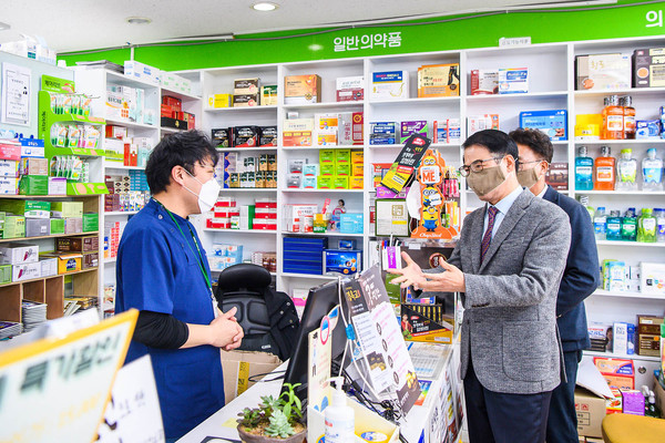 장충남 남해군수 지난 9일 약국 방문 모습./ⓒ남해군