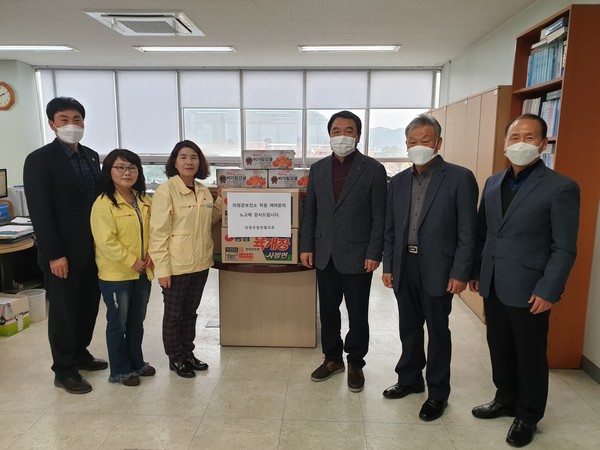 의령군발전협의회는 지난 9일 코로나19 발생 후 연이은 근무로 피로도가 누적되고 있는 의령군 보건소 직원들을 찾아 격려했다./ⓒ의령군