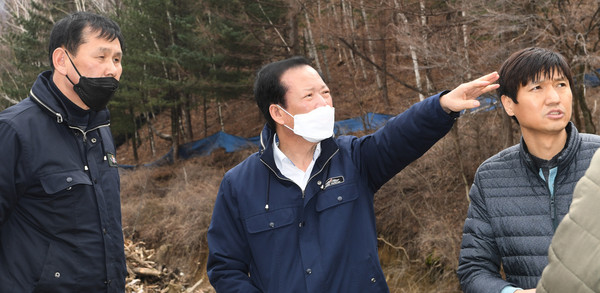 구인모 거창군수는 지난 9일 고제면 개명리 일원에 조성 중인 ‘빼재 산림레포츠파크’ 등 대형사업장을 방문해 안전관리와 추진상황을 점검했다. /ⓒ거창군