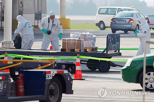 지난 2014년 산티아고공항 현금 탈취 사건 후 현장 살펴보는 경찰