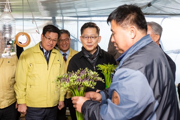 김현수 농림축산식품부 장관(오른쪽에 두 번째)이 10일 김돈곤 청양군수(왼쪽 첫 번째)와 함께 청양군 운곡면 소재 한 농원을 방문했다.ⓒ청양군청