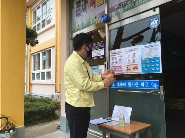 하동교육지원청은 오는 23일 개학 일에 학생들이 안심하고 등교할 수 있는 청정학교 만들기 일환으로 지난 5일부터 관내 학교를 찾아 방역물품 준비실태 등 현장 점검을 실시하고 있다./ⓒ하동군